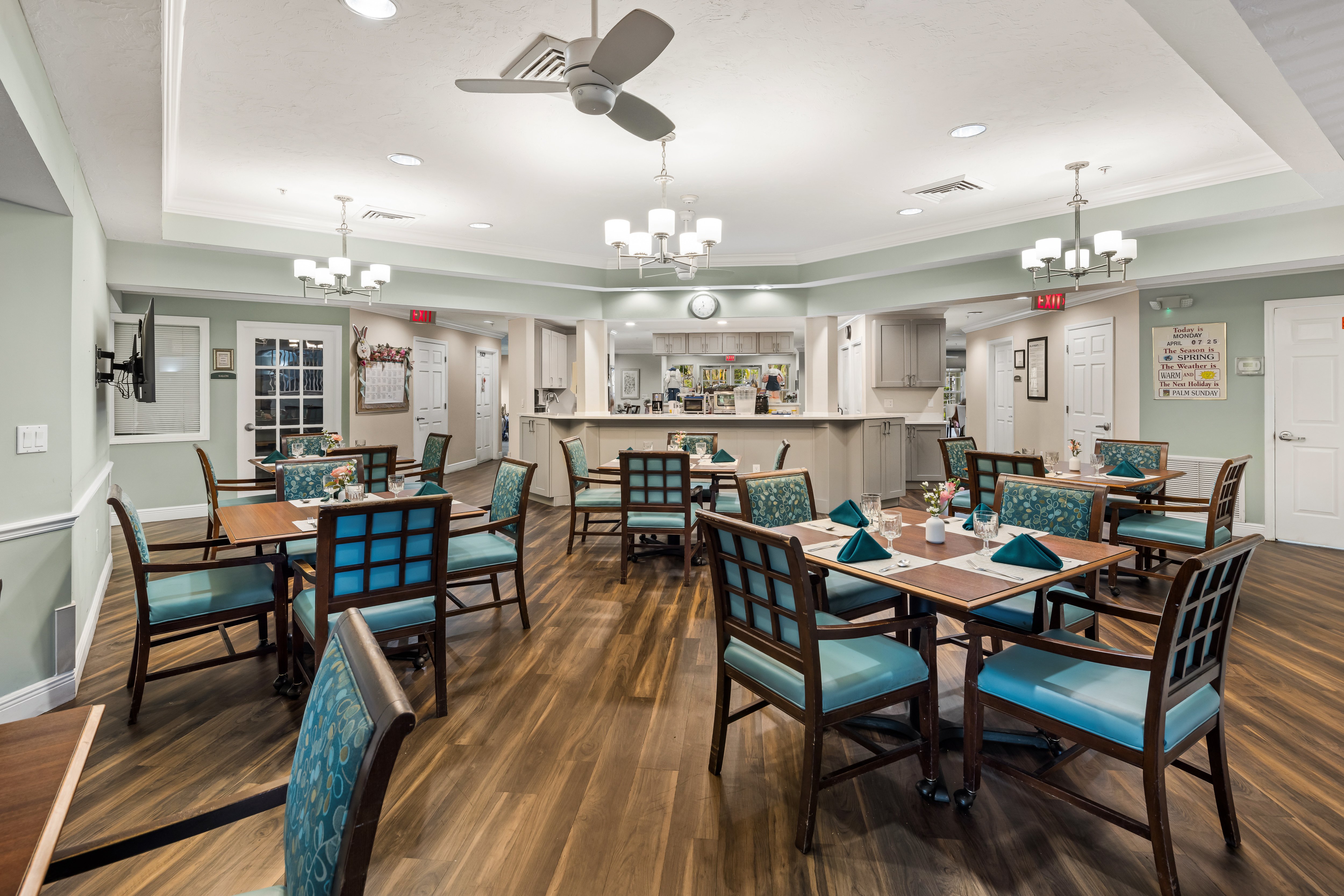 Discovery Commons Bradenton dining room